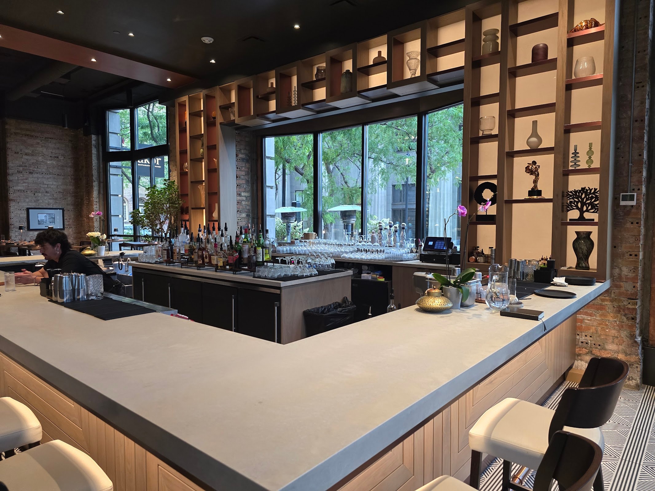 Aker Restaurant & Lounge