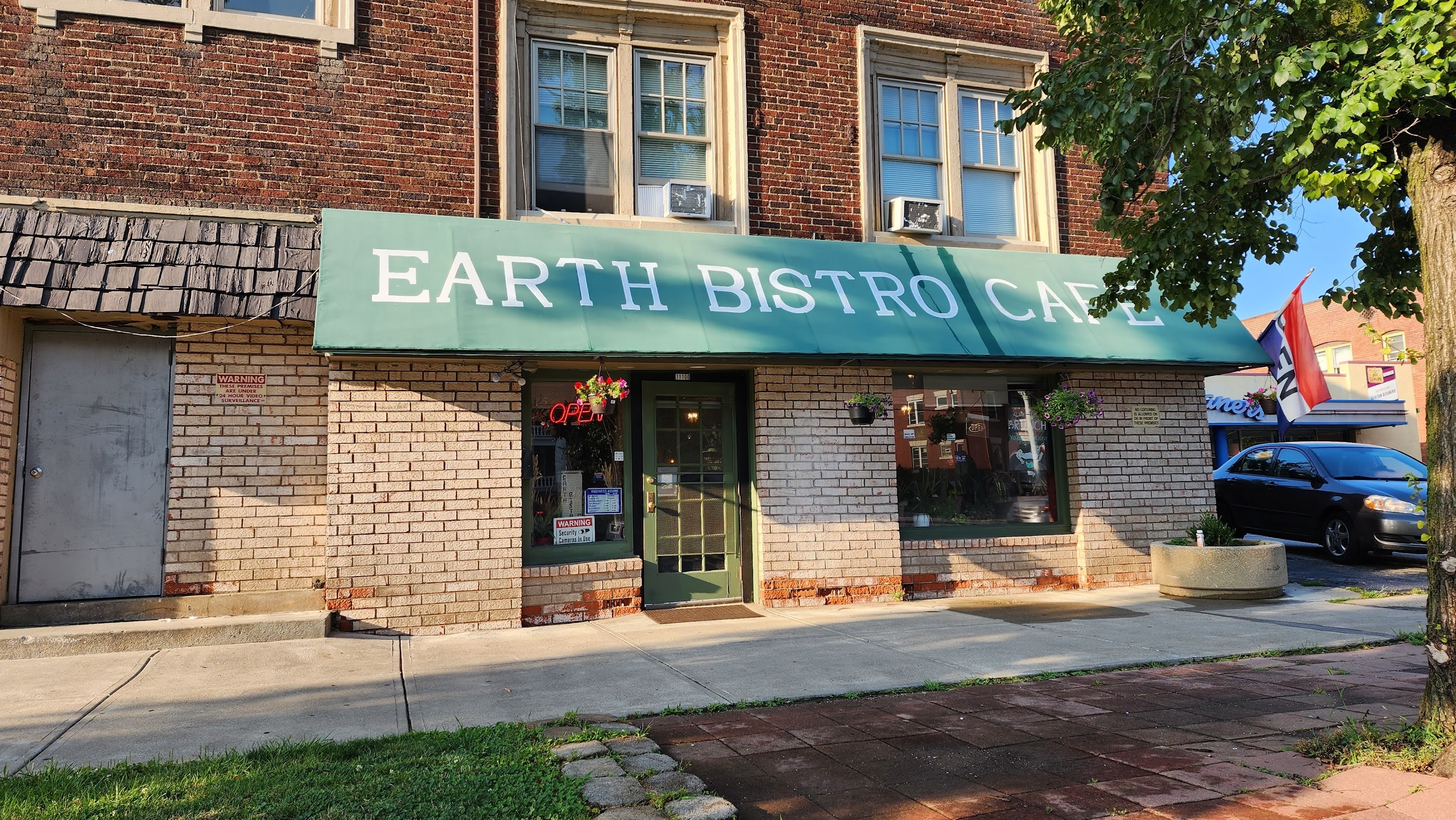 Earth Bistro Café