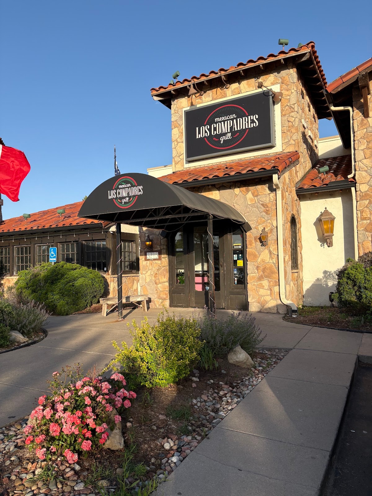Los Compadres Mexican Grill