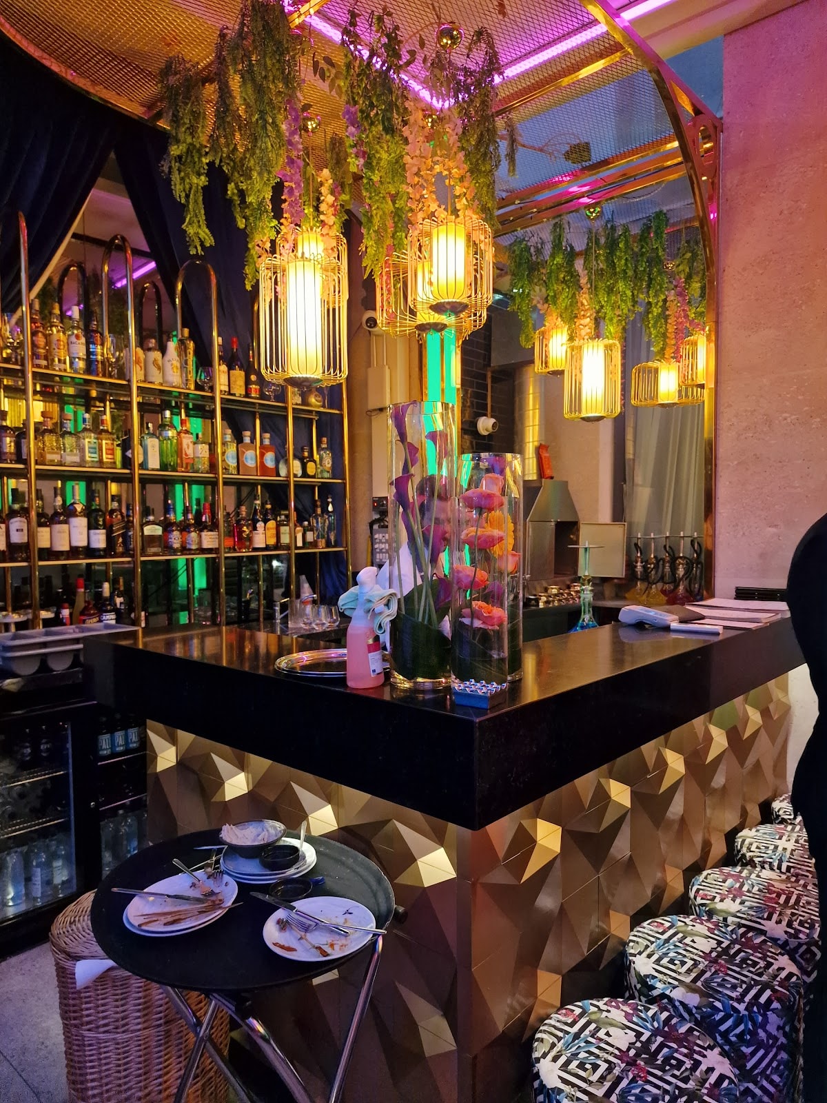 Azura Restaurant, Bar & Lounge