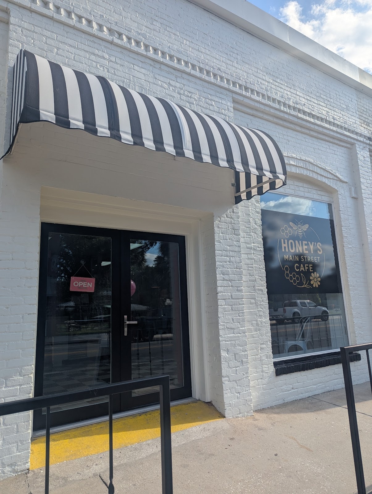Honey's Main Street Cafe