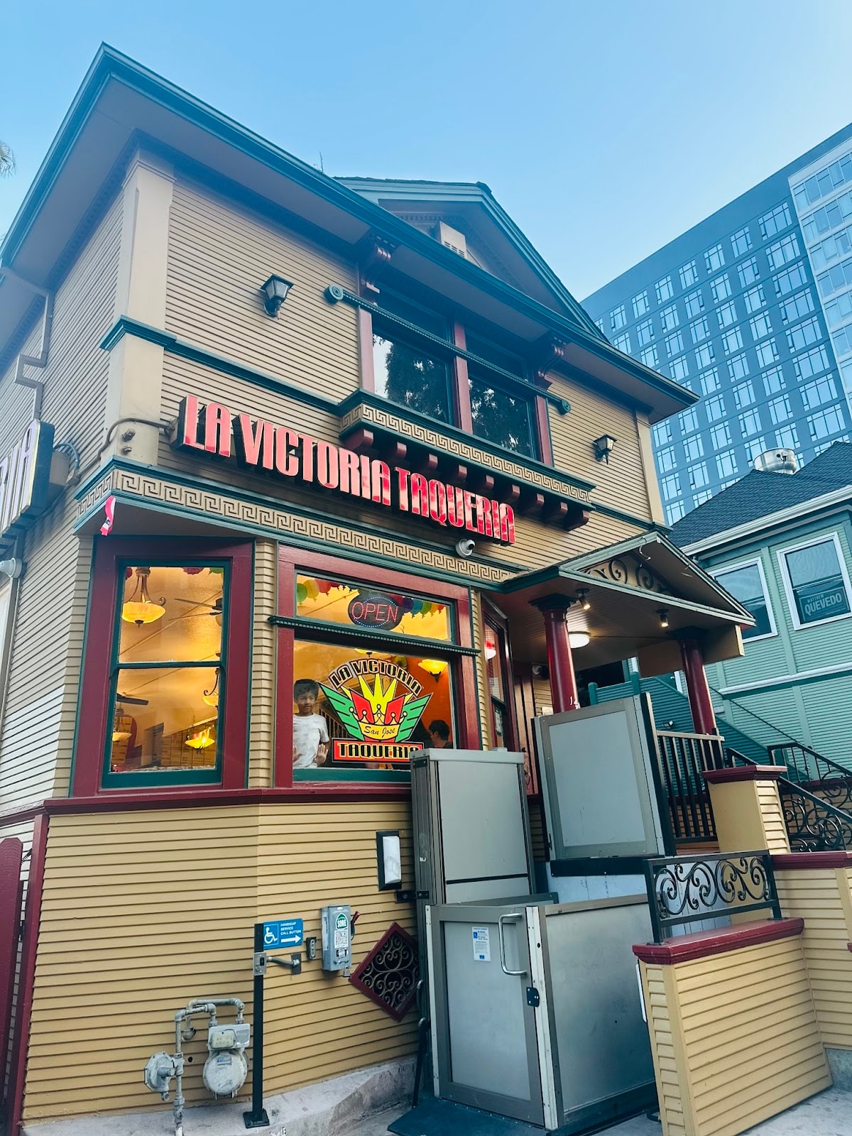 La Victoria Taqueria
