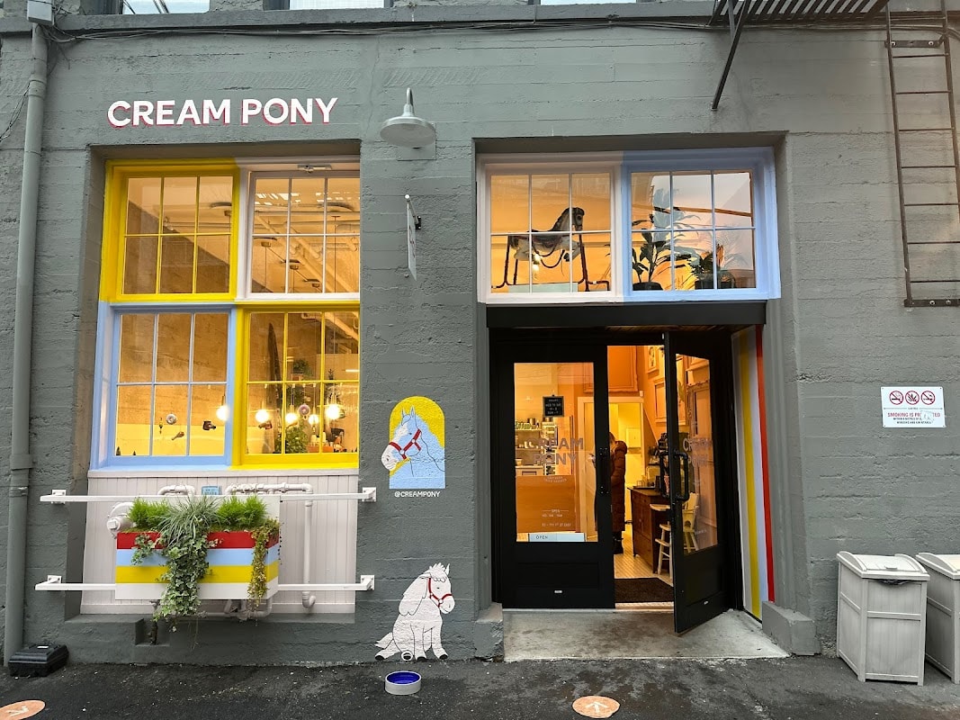 Cream Pony - in the alleyway