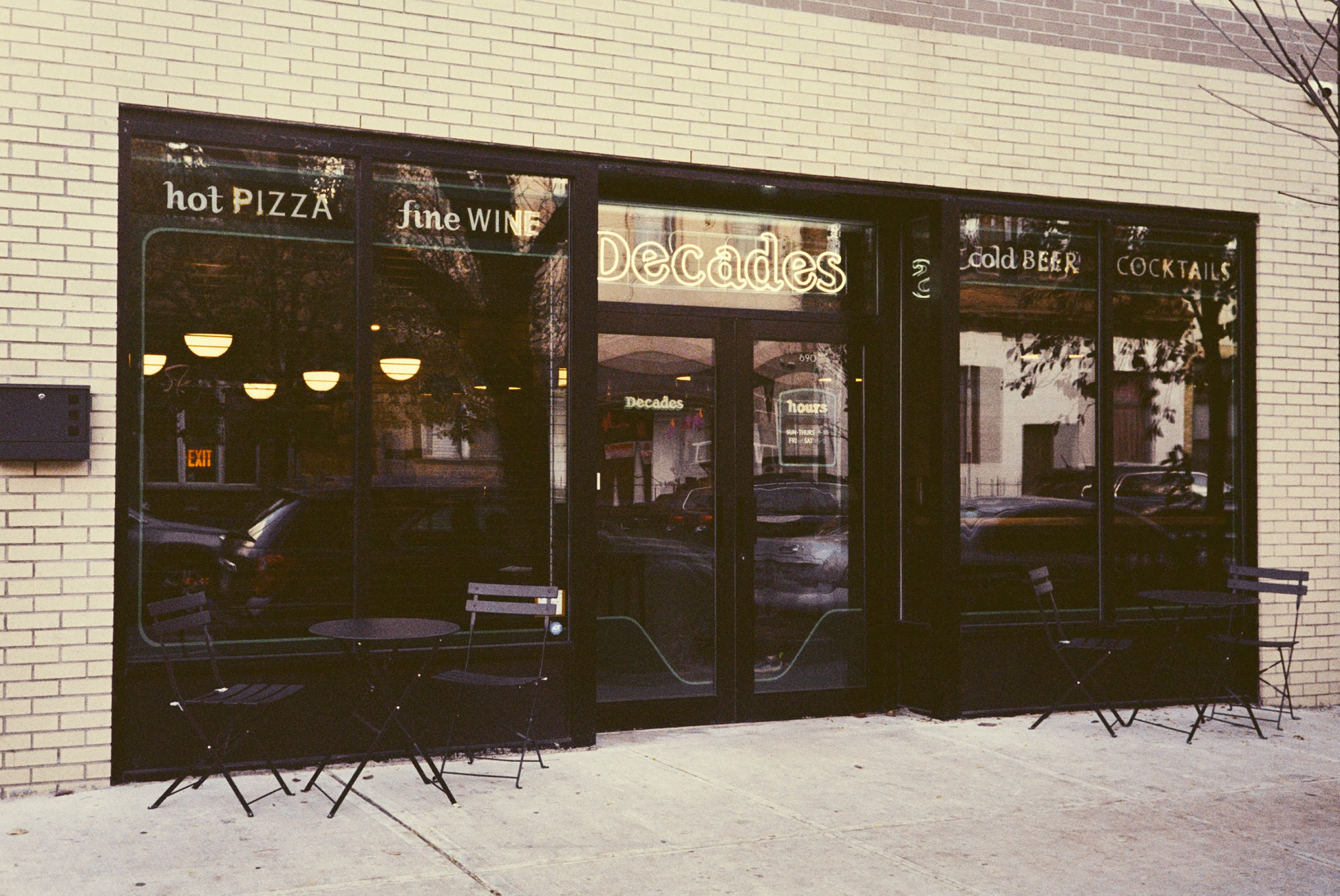 Decades Pizza | Bar and Restaurant in Ridgewood, Queens - NYC