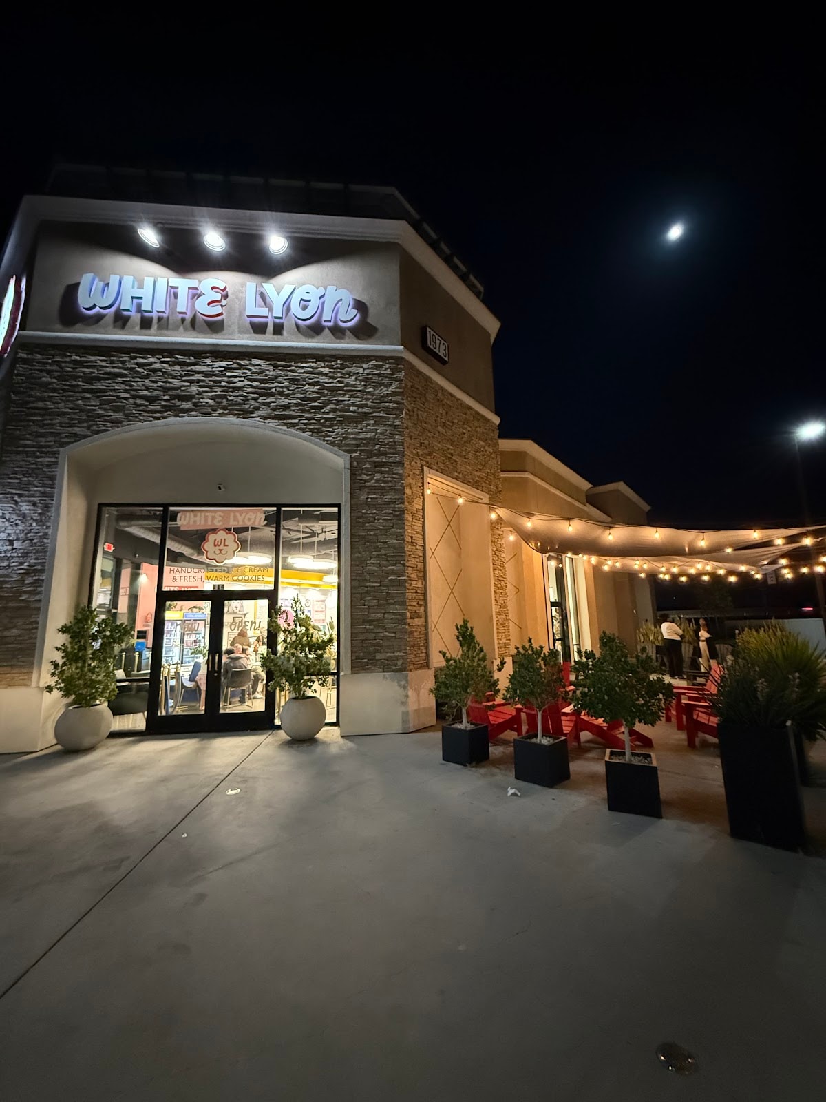 WHITE LYON handcrafted ice cream & cookies