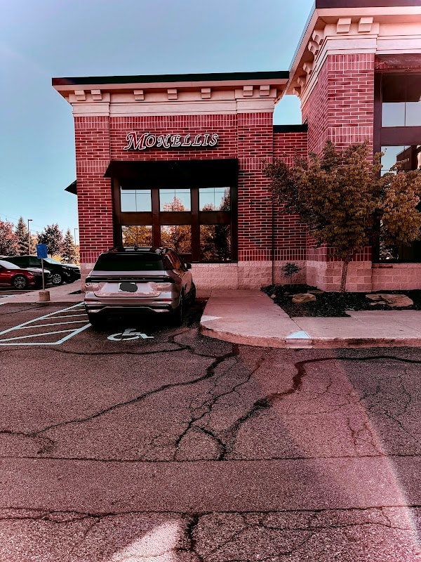 Monelli's Italian Grill & Sports Bar