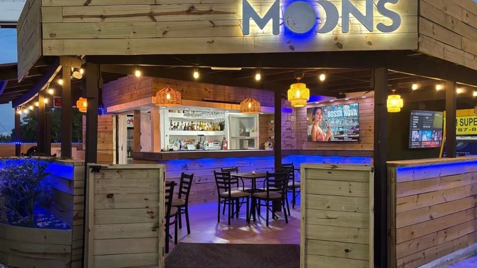 Moons Beachtro Bar
